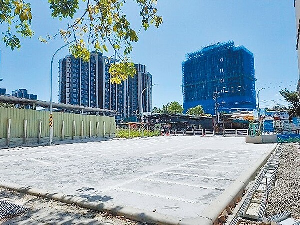 新北市土城青雲路351-1號改善前土地不平整,環境髒亂,改善後增設機車停車格。(新北市工務局提供/陳慰慈新北傳真)
