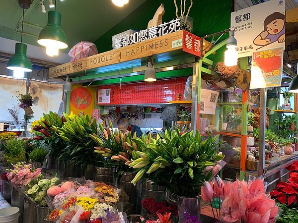 一早就忙碌接聽電話的老闆。圖/林若瑋攝影