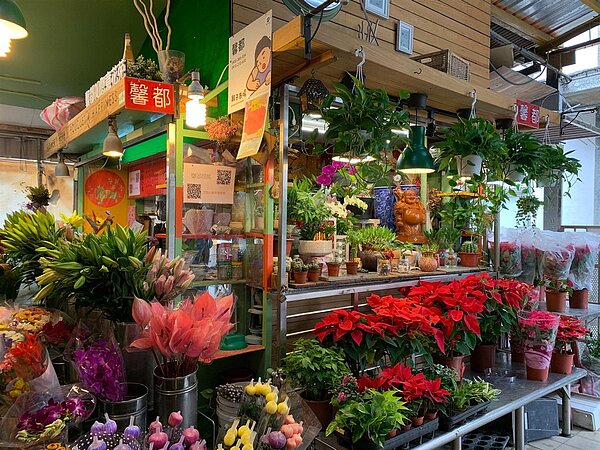 除了盛開的聖誕紅外店內擺滿各式各樣繽紛的花材。圖/林若瑋攝