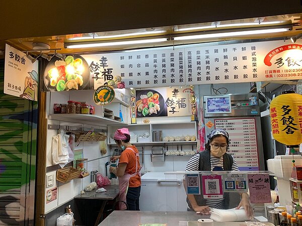 忙著整理環境的老闆娘。圖/林若瑋攝影