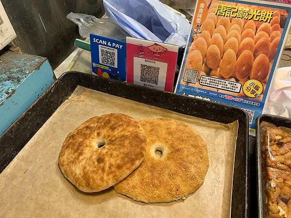巨大版鹹光餅。圖/林若瑋攝影