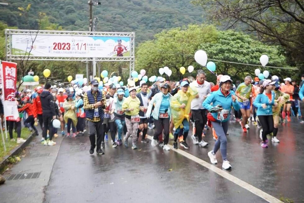台北市內湖鐵人三項運動協會舉辦「內湖鐵人白石湖嘉年華公益路跑」，2023 元旦熱血開跑。圖／永慶房產集團提供