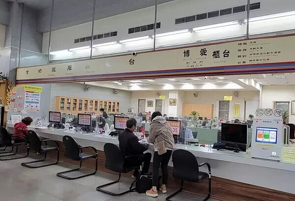 民法成年下修為18歲,中市地稅局教民眾節稅妙招。圖/地稅局提供