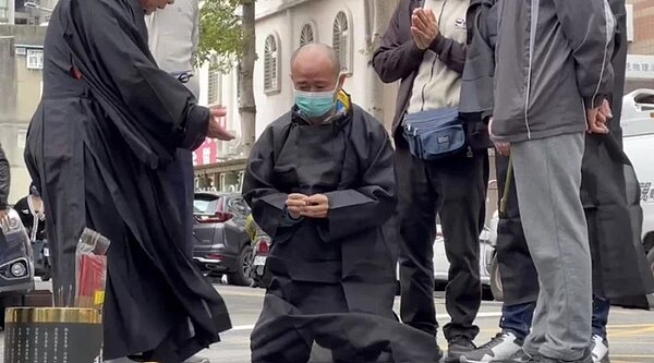 郭信一兒子下跪痛哭,大喊「爸回家了」。記者楊湛華/翻攝