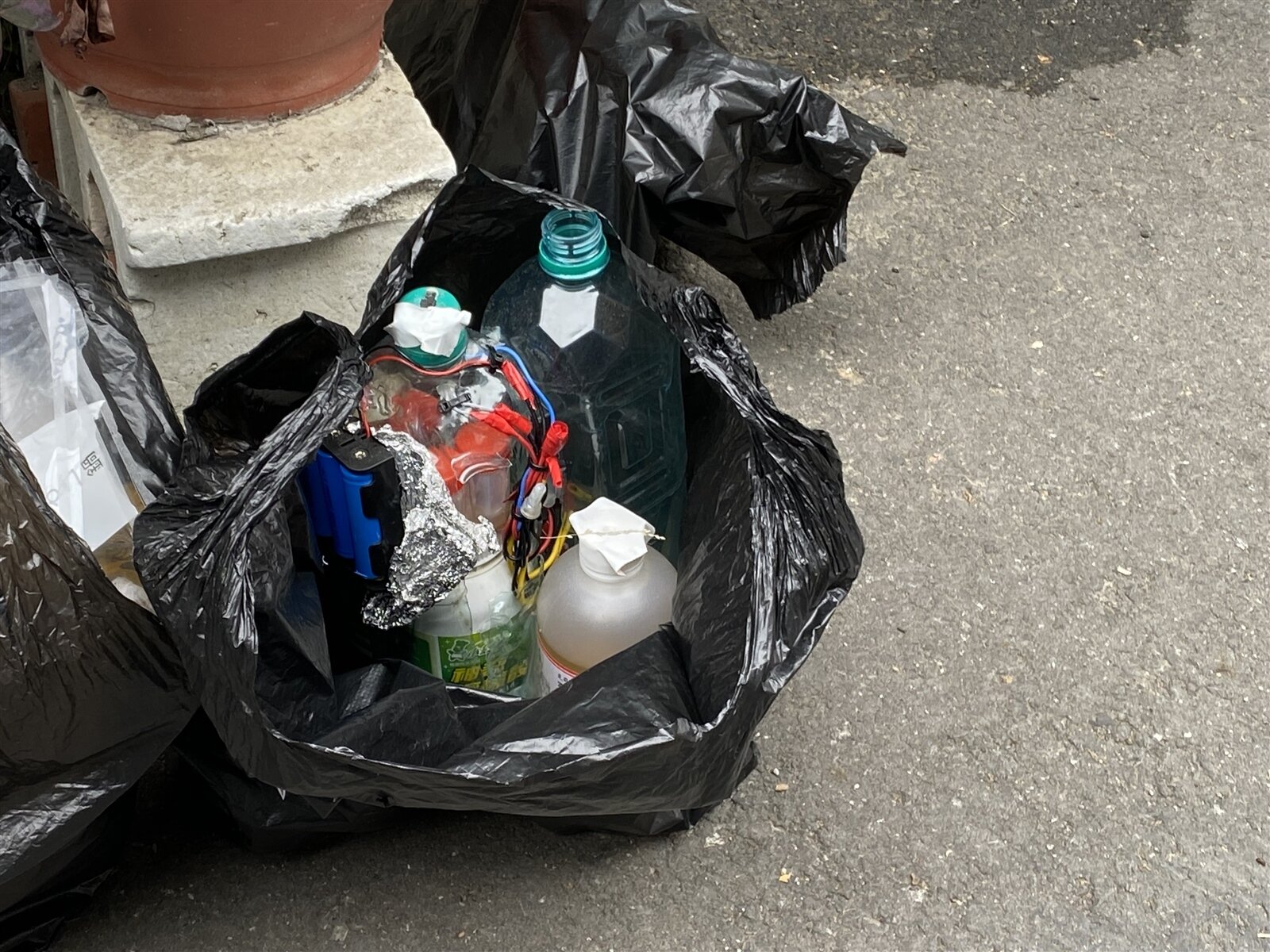 高雄楠梓惠春街一處民宅外,遭人放置疑似爆裂物。記者陳弘逸/攝影