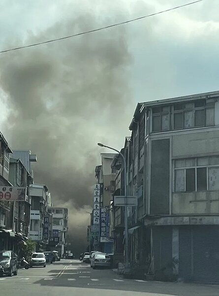 台中市東區大振街民宅在今天下午1時許傳出火警,火警救出1名年約60多歲的住戶,臉部、四肢有2度燒燙傷。圖/讀者提供