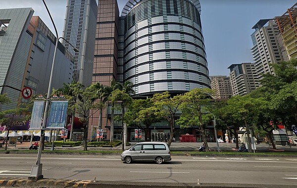 台中市的地王則由西屯區的新光三越百貨拿下。圖／翻攝自Google maps