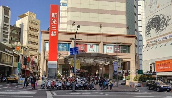 台南中西區新光三越中山店每平方公尺新台幣34萬5000元（每坪約114萬元）第6度蟬聯「地王」。圖／地政局提供