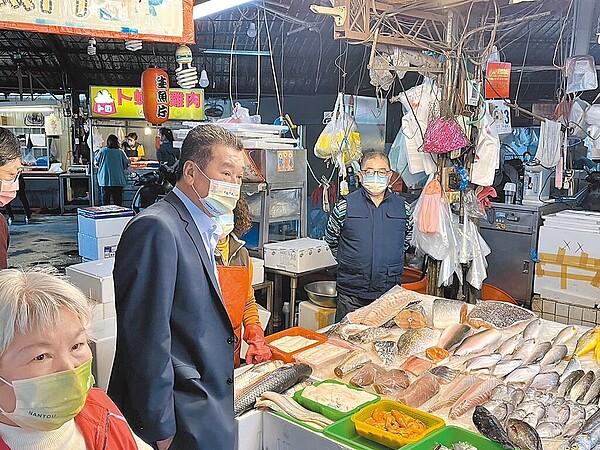 草屯鎮大觀商圈內的「榮興市場」5月底前熄燈，草屯鎮長簡景賢特地前往關心。（民眾提供／楊靜茹南投傳真）