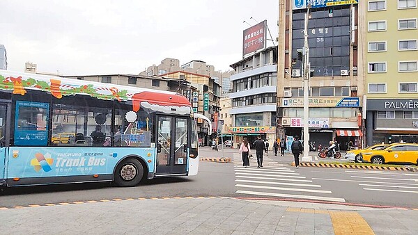 中市府連續5天派員稽查公車是否停讓行人，圖為停讓行人過馬路的公車。（台中市政府提供／張亦惠台中傳真）