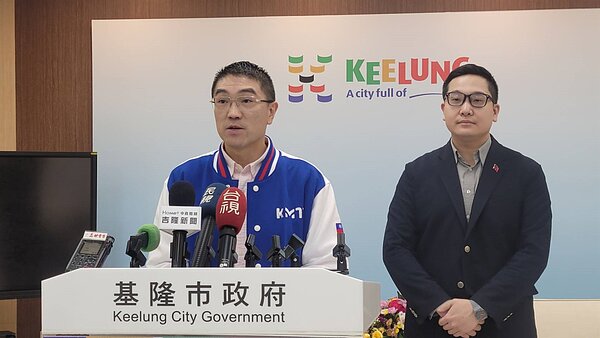 基隆市長謝國樑(左)說,未來希望像雙北推動垃圾費隨袋徵收,達到垃圾減量,目前正在評估。記者游明煌/攝影