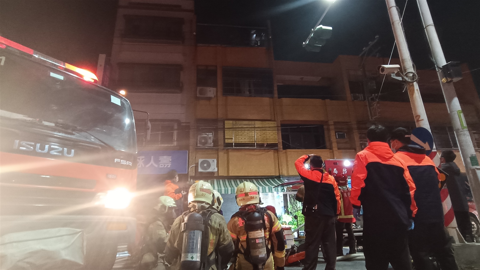 台南善化凌晨民宅濃煙，消防隊員及時趕至搶救。記者謝進盛／攝影 