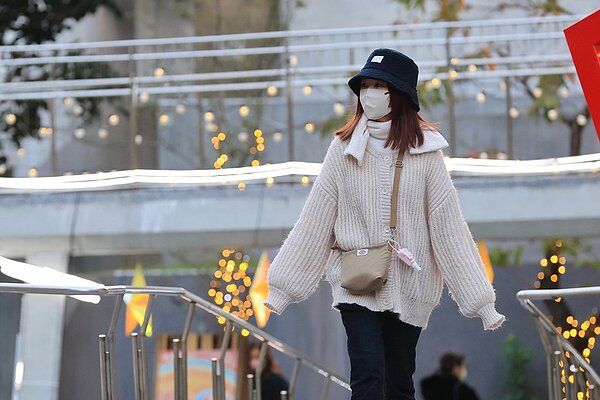 受到東北季風影響,北部、宜蘭地區明後兩天氣溫偏涼,白天高溫約18度上下,清晨夜裡的低溫則僅有14、15度。記者林伯東/攝影