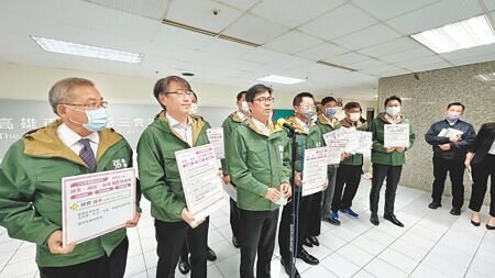 
高雄市長陳其邁（前排中）3日指出，針對農漁、勞工、弱勢族群等，總計8個局處提出10項紓困方案，盼挺市民度過難關。（柯宗緯攝）
