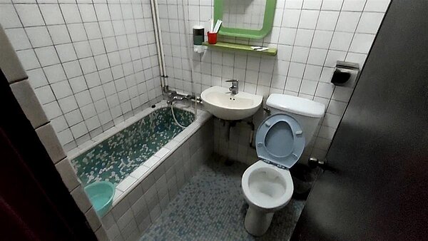 一些老旅社只有舊設備、簡易服務，走進去好像回到阿嬤的家，竟還能有一席之地。圖／東森新聞