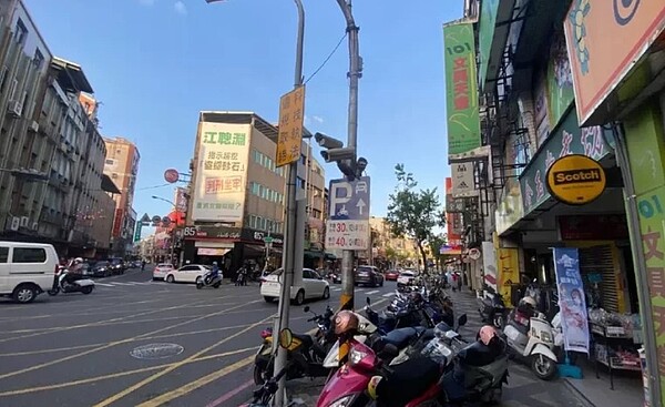 針對路口科技執法可能影響商家卸貨不便等問題,警方將現場會勘,進行通盤檢討。圖/讀者提供