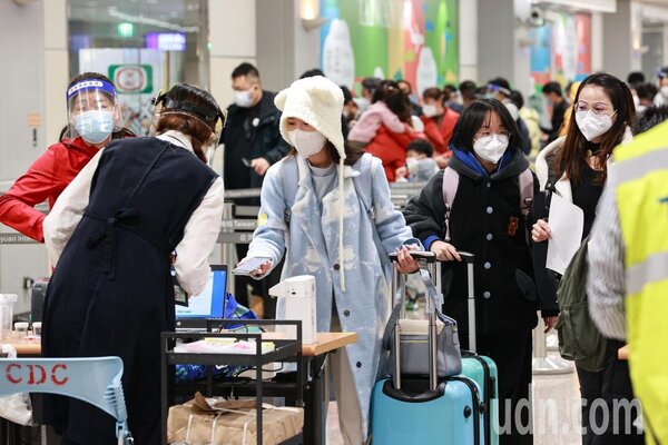 中國大陸（不含港澳）旅客抵台入境前在機場配合進行唾液PCR採檢。記者黃仲明／攝影 