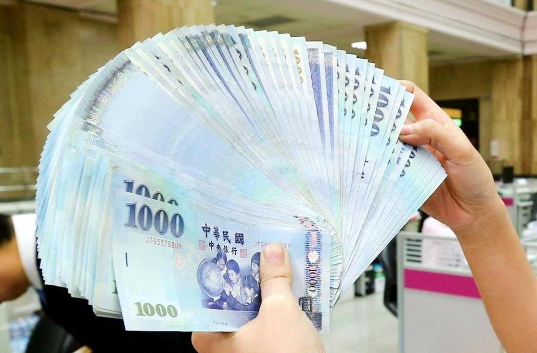 「稅收超徵、還稅於民」的議題炒得沸沸揚揚。報系資料照片