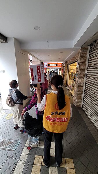 感謝森春生活館老闆的愛心，以及永慶房屋提供人力支援現場。（圖／中正萬華樂生活X有你有我）