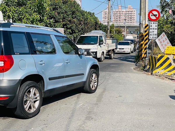 潭子區環中東路一段158巷原狹小、會車不易。圖/台中市建設局提供