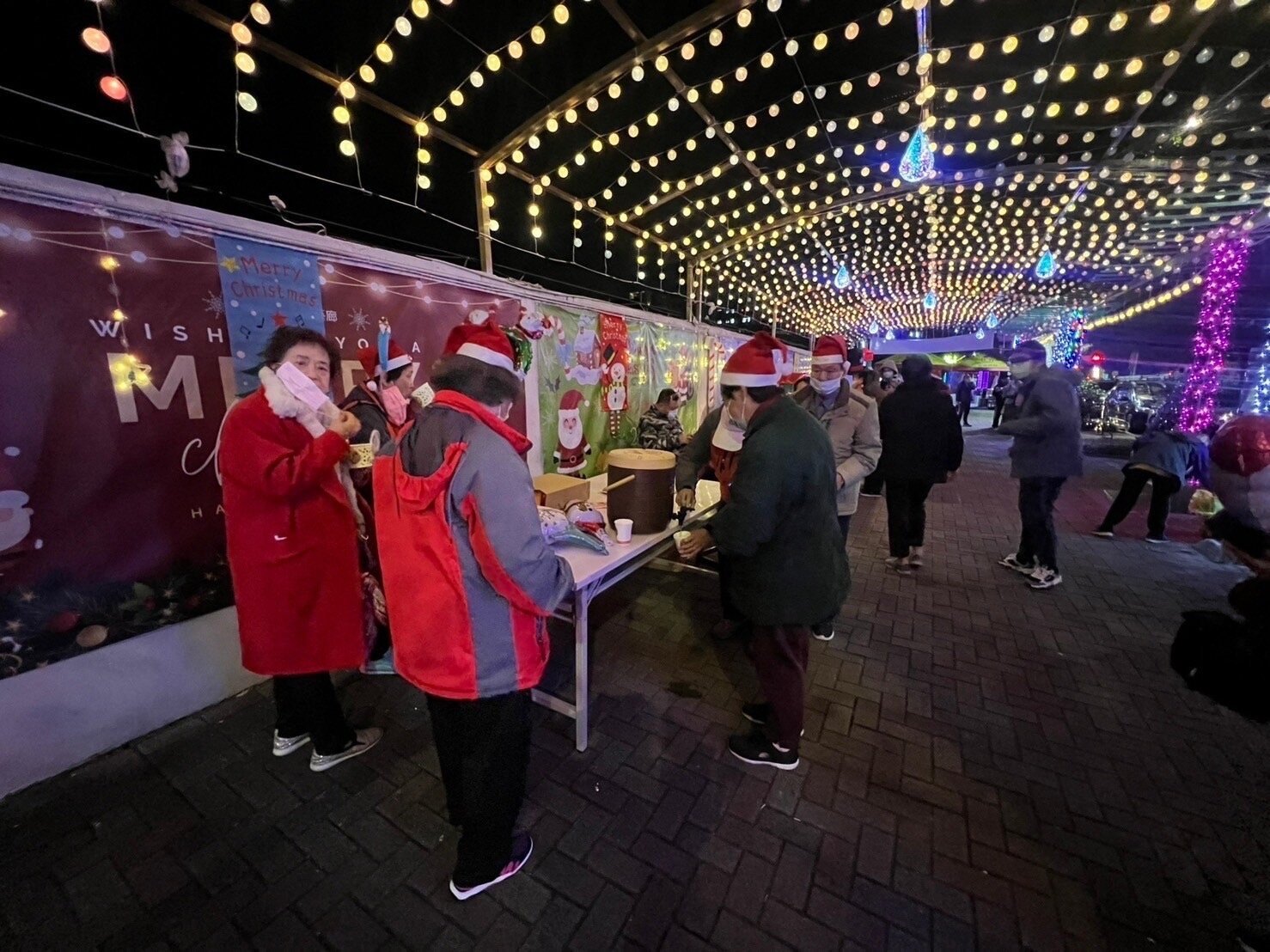 北投文林里在妝點裝飾下,搖身一變為耶誕小鎮,充滿節慶活力。圖/永慶房產集團提供