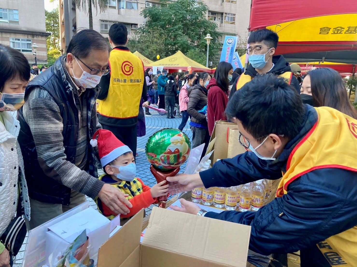 社區舉辦聖誕市集,讓住戶不用走出社區,就能享受滿滿的耶誕節慶氛圍。圖/永慶房產集團提供