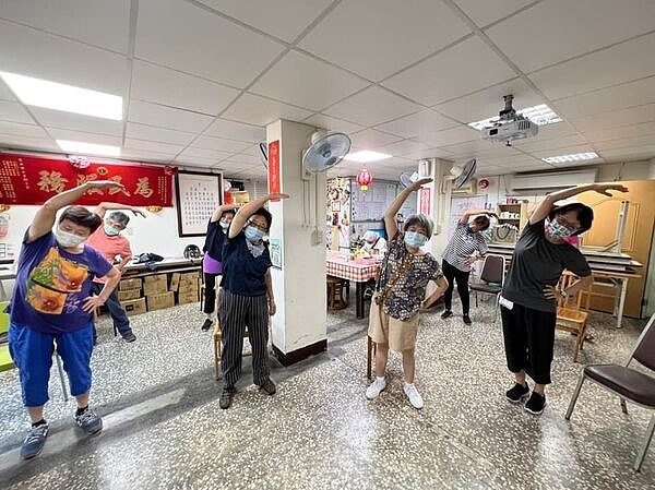 立賢里每週五早上健康運動班，關心銀髮族健康。圖取自邱福銀里長臉書專頁
