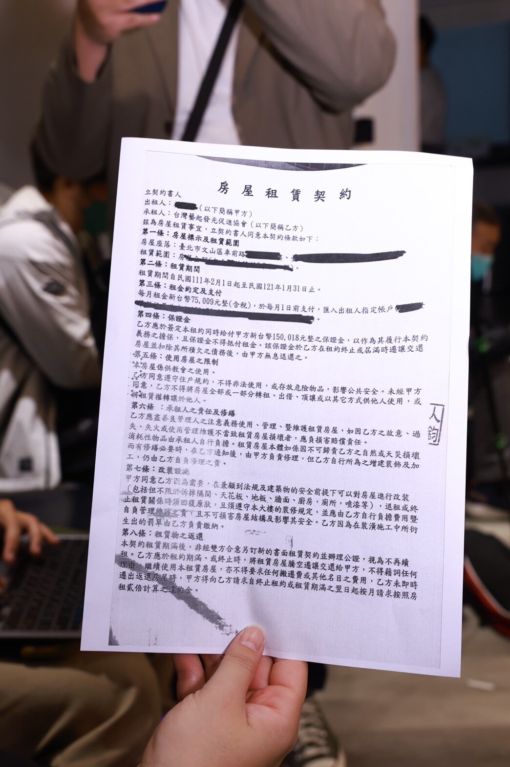 宋逸民出示新堂租賃契約。記者王聰賢／攝影 