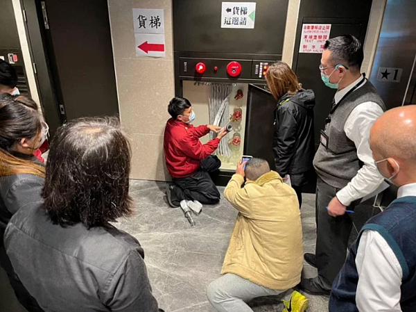 桃園中壢1號社宅去年11月曾發生15樓陽台起火,當時動線混亂,謝美英協調消防單位對社宅服務中心人員宣導及安排演練。圖/謝美英提供