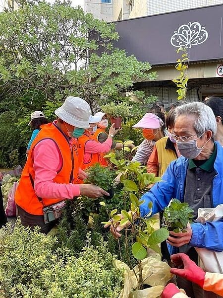 立賢里植樹節舉辦社區植樹綠美化活動，準備近2000棵花苗邀請里民一起種下。圖/取自邱福銀里長臉書專頁