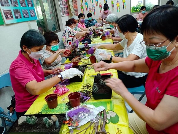 吉慶手藝班活絡大腦和手藝，長輩們躍躍欲試。圖取自吉慶里-爭鮮報臉書粉絲專頁