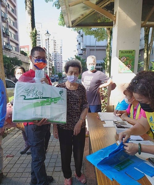 參與活動的民眾可以換取民生用品。圖／截取自臺北市鄰里服務網
