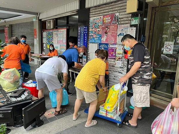 金湖里里民積極參與資源回收活動。圖／邱金波里長提供