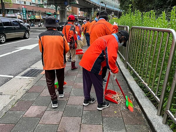里民用心打掃街道。圖／邱金波里長提供