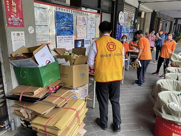 永慶房屋人員到現場協助活動進行。圖／邱金波里長提供