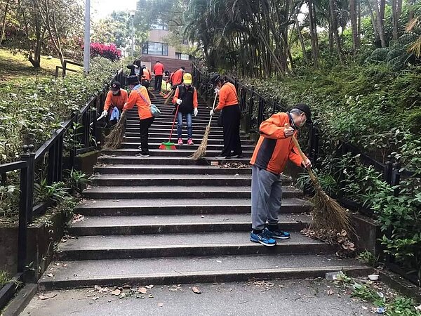 清掃民眾散步時的步道。圖／邱金波里長提供