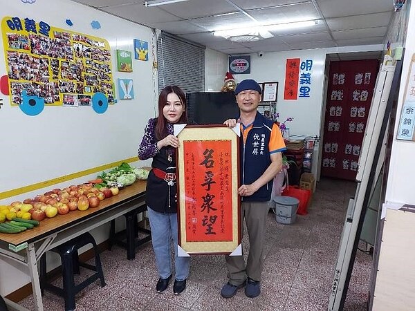 仇世屏里長熱心服務，深受明義里里民肯定。圖／取自台北市鄰里服務網
