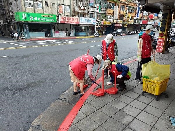 明義里的環保志工不辭辛勞地為里區奉獻。圖／取自台北市鄰里服務網
