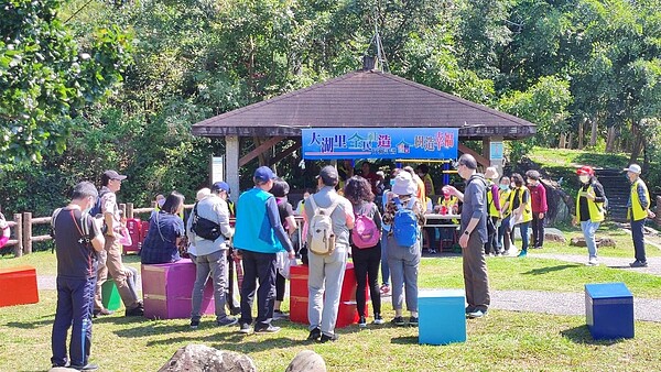 大湖里舉辦植樹活動,提供民眾認養樹苗。圖/郭坤祥里長提供