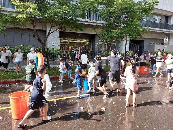 明義里舉辦「玩童運動會」，大家玩得不亦樂乎。圖／取自台北市鄰里服務網
