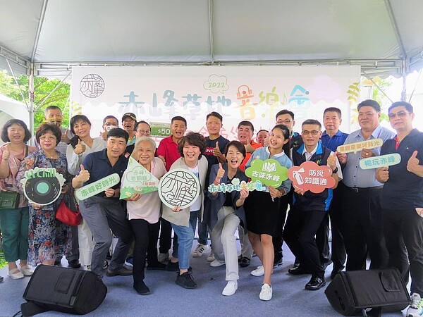 光能里舉辦赤峰草地音樂會，用活潑行銷手法推廣赤峰街特色文化。圖／取自陳靜筠里長臉書專頁
