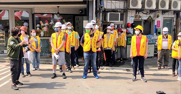 陳靜筠里長重視災害防治，安排演練確保緊急狀況發生時團隊可以冷靜應對。圖／取自陳靜筠里長臉書專頁
