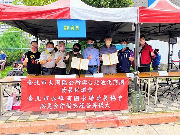 陳靜筠里長代表光能里出席與台北迪化商圈發展促進會防災合作備忘錄簽屬儀式，重視社區安全維護。圖／取自陳靜筠里長臉書專頁
