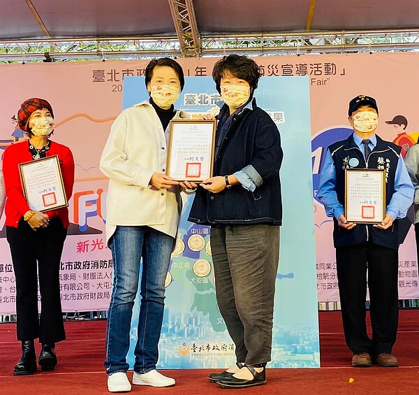 陳靜筠里長帶領光能里榮獲內政部韌性社區一星認證的肯定。圖／取自陳靜筠里長臉書專頁
