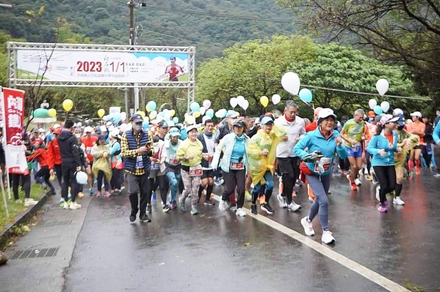 台北市內湖鐵人三項運動協會舉辦「內湖鐵人白石湖嘉年華公益路跑」，2023 元旦熱血開跑。