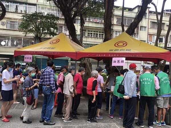 活動當天提供許多食物讓民眾領取。圖／吳昇陽里長提供
