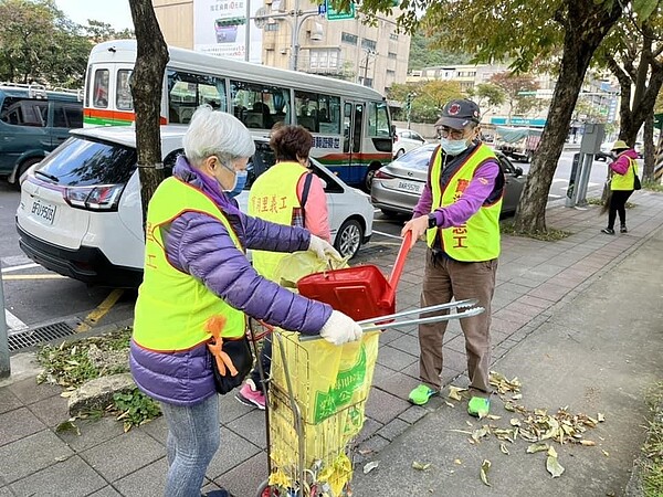 志工清掃道路上的落葉。圖／取自臉書「寶湖里辦公處」