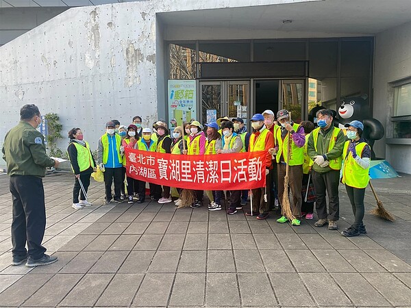 寶湖里舉辦清潔活動日。圖／取自臉書「寶湖里辦公處」