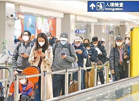 國內本土疫情昨突破3.3萬例大關,境外移入個案更暴增541例。圖為桃園機場自中國大陸地區入境旅客排隊落地採檢情況。(陳麒全攝)