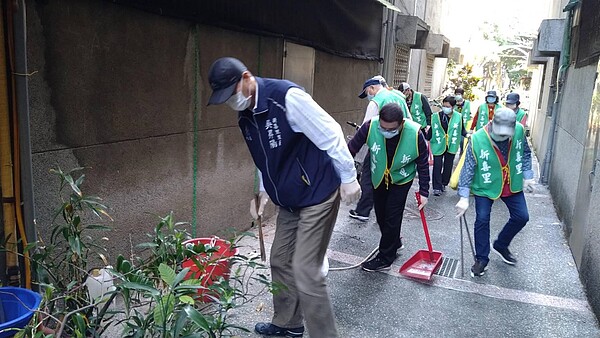 吳昇陽里長帶領志工團隊上街清掃。圖／截取自臺北市鄰里服務網
